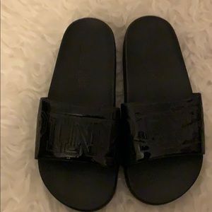Black sandals/slippers